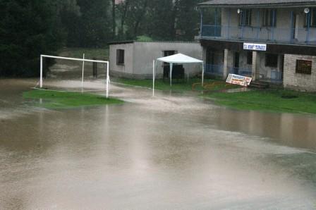 Vytrvalý déšt zaplavil v Tupadlech obě fotbalová hřiště vodou s bahnem