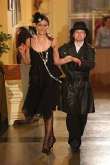 5G6H5493: Foto: Módní přehlídka ve foyeru Tylova divadla ukázala trendy v oblékání v minulém století