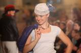 5G6H5506: Foto: Módní přehlídka ve foyeru Tylova divadla ukázala trendy v oblékání v minulém století