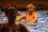 5G6H0482: Foto: V kutnohorském bazénu pod vedením Karly Fialové utužili fyzickou kondici