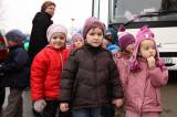 5G6H9115: Foto: Pejskové budou hodovat, koše dobrot jim přivezly děti z čáslavské školky Masarykova