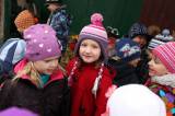 5G6H9169: Foto: Pejskové budou hodovat, koše dobrot jim přivezly děti z čáslavské školky Masarykova