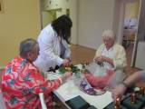 IMG_0394: S vánoční výzdobou kutnohorské nemocnice pomáhá jak personál, tak pacienti