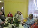 IMG_0406: S vánoční výzdobou kutnohorské nemocnice pomáhá jak personál, tak pacienti
