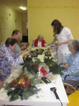 IMG_0409: S vánoční výzdobou kutnohorské nemocnice pomáhá jak personál, tak pacienti