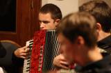 5G6H7173: Akordeonový soubor vystoupil s Vánočním koncertem v klášteru sv. Voršil