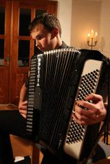 5G6H7246: Akordeonový soubor vystoupil s Vánočním koncertem v klášteru sv. Voršil