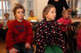 5G6H8516: Foto: Franta a Silva z Divadélka Kůzle si s dětmi v kavárně u sv. Judy Tadeáše zazpívali a zatančili