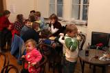 5G6H8554: Foto: Franta a Silva z Divadélka Kůzle si s dětmi v kavárně u sv. Judy Tadeáše zazpívali a zatančili