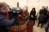 5G6H0468: Kutnohorští vinaři začali ručně lisovat letošní slámové víno