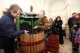 5G6H0475: Kutnohorští vinaři začali ručně lisovat letošní slámové víno