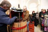 5G6H0487: Kutnohorští vinaři začali ručně lisovat letošní slámové víno