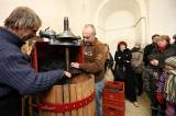 5G6H0489: Kutnohorští vinaři začali ručně lisovat letošní slámové víno