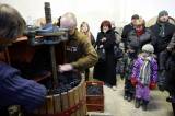 5G6H0497: Kutnohorští vinaři začali ručně lisovat letošní slámové víno