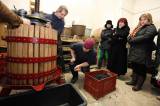 5G6H0524: Kutnohorští vinaři začali ručně lisovat letošní slámové víno
