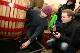 5G6H0553: Kutnohorští vinaři začali ručně lisovat letošní slámové víno
