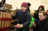 5G6H0555: Kutnohorští vinaři začali ručně lisovat letošní slámové víno