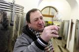 5G6H0567: Kutnohorští vinaři začali ručně lisovat letošní slámové víno