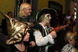 5G6H2530: Foto: Čaroděj Emča na karnevale v klubu Česká 1 naučil děti tři nové tance