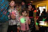 5G6H2544: Foto: Čaroděj Emča na karnevale v klubu Česká 1 naučil děti tři nové tance