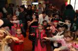 5G6H2639: Foto: Čaroděj Emča na karnevale v klubu Česká 1 naučil děti tři nové tance