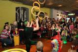 5G6H2688: Foto: Čaroděj Emča na karnevale v klubu Česká 1 naučil děti tři nové tance