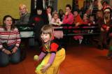 5G6H2695: Foto: Čaroděj Emča na karnevale v klubu Česká 1 naučil děti tři nové tance