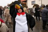 5G6H7984: Foto: Masopustní veselí v Malešově navštívila delegace z Marsu nebo i tučňák