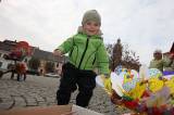 5G6H3820: Na velikonočním jarmarku dětí ze Žižkova šly na dračku hlavně perníčky
