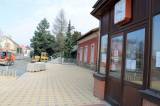 IMG_9862: Parkoviště před budovou Českých drah v Čáslavi již slouží veřejnosti