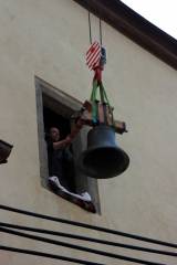 img_6022: Na kostele v Košicích již znovu visí restaurovaný zvon z roku 1475
