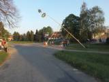 DSCF0639: Foto: Také v Olšanech vztyčili k nebi několikametrovou máj
