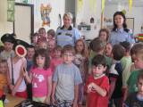 1: Děti z čáslavské mateřské školky "U Bašty" v pátek přivítaly policistky