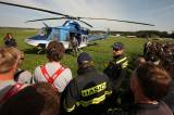5G6H2978: Foto: Nad hlavami hasičů ve čtvrtek létal vrtulník, cvičili plnění jeho vaku