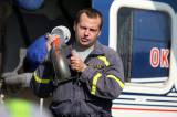 5G6H2996: Foto: Nad hlavami hasičů ve čtvrtek létal vrtulník, cvičili plnění jeho vaku