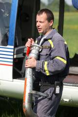 5G6H2999: Foto: Nad hlavami hasičů ve čtvrtek létal vrtulník, cvičili plnění jeho vaku
