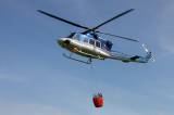 5G6H3050: Foto: Nad hlavami hasičů ve čtvrtek létal vrtulník, cvičili plnění jeho vaku