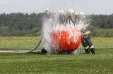5G6H3073: Foto: Nad hlavami hasičů ve čtvrtek létal vrtulník, cvičili plnění jeho vaku