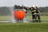 5G6H3079: Foto: Nad hlavami hasičů ve čtvrtek létal vrtulník, cvičili plnění jeho vaku