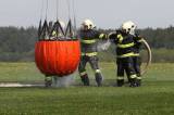 5G6H3080: Foto: Nad hlavami hasičů ve čtvrtek létal vrtulník, cvičili plnění jeho vaku