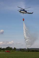 5G6H3092: Foto: Nad hlavami hasičů ve čtvrtek létal vrtulník, cvičili plnění jeho vaku