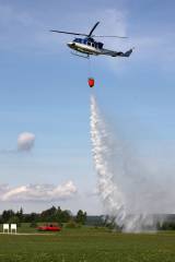 5G6H3095: Foto: Nad hlavami hasičů ve čtvrtek létal vrtulník, cvičili plnění jeho vaku