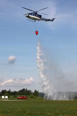 5G6H3096: Foto: Nad hlavami hasičů ve čtvrtek létal vrtulník, cvičili plnění jeho vaku