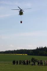 5G6H3109: Foto: Nad hlavami hasičů ve čtvrtek létal vrtulník, cvičili plnění jeho vaku