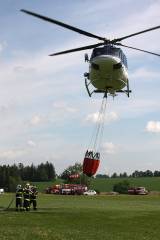 5G6H3113: Foto: Nad hlavami hasičů ve čtvrtek létal vrtulník, cvičili plnění jeho vaku