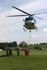 5G6H3117: Foto: Nad hlavami hasičů ve čtvrtek létal vrtulník, cvičili plnění jeho vaku