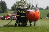 5G6H3130: Foto: Nad hlavami hasičů ve čtvrtek létal vrtulník, cvičili plnění jeho vaku