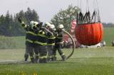 5G6H3142: Foto: Nad hlavami hasičů ve čtvrtek létal vrtulník, cvičili plnění jeho vaku