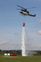 5G6H3150: Foto: Nad hlavami hasičů ve čtvrtek létal vrtulník, cvičili plnění jeho vaku