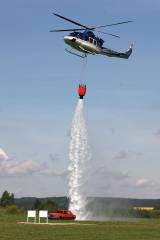 5G6H3153: Foto: Nad hlavami hasičů ve čtvrtek létal vrtulník, cvičili plnění jeho vaku